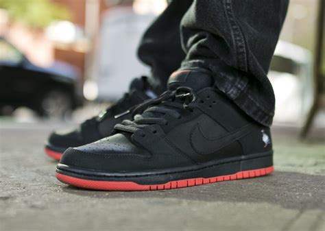 sb dunk low black pigeon